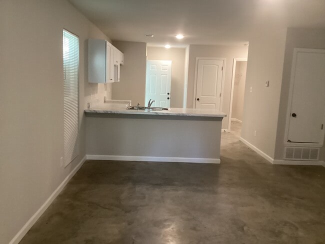 Building Photo - 4367 Suncrest Dr