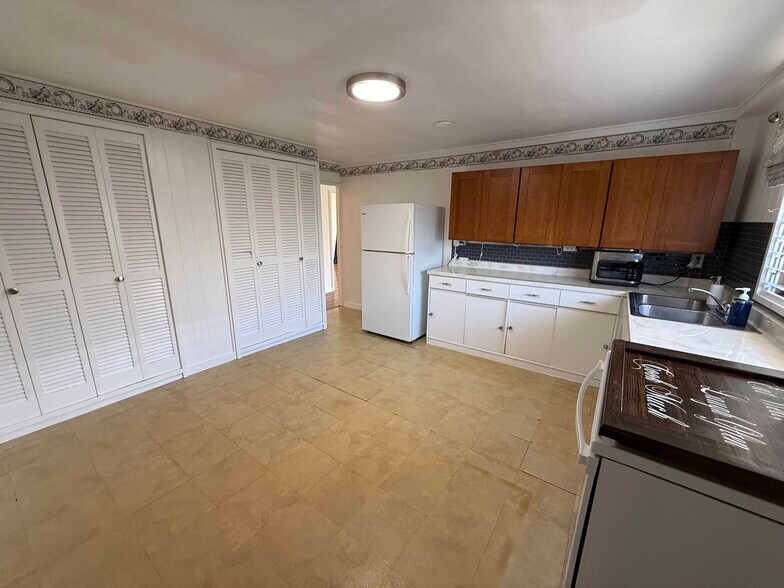 Building Photo - 448 Ulupaina St
