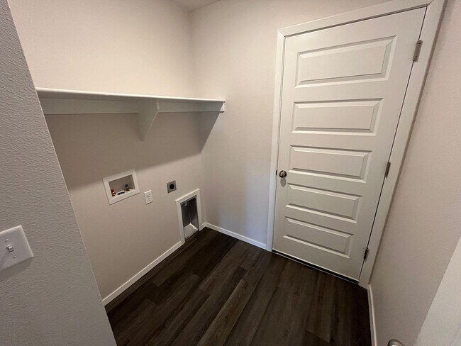 Building Photo - *NOW PRELEASING* Three Bedroom | Two Bath Home in Somerset