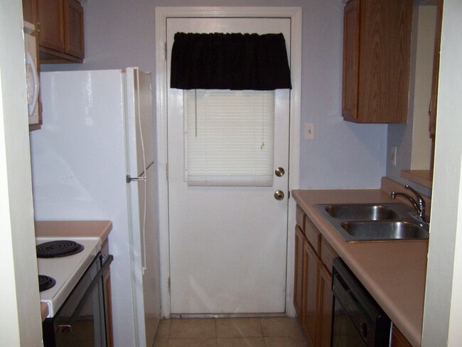 Building Photo - 2 Bath townhouse with hardwood floors and ...