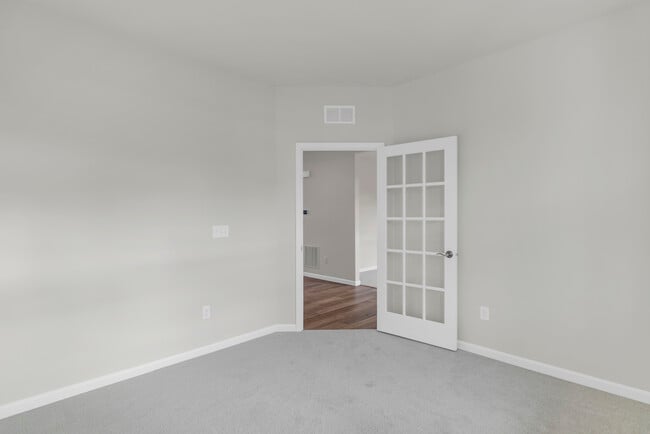 Building Photo - 668 Branson Dr