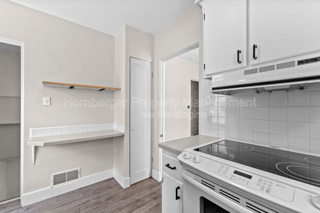 Building Photo - 807 E 40th Ave