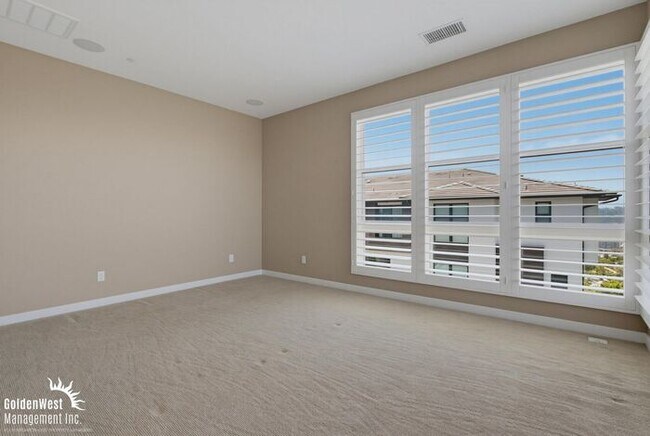 Building Photo - Modern and Stylish 2Bdm 2.5Ba Home in the Civita Community of Mission Valley!