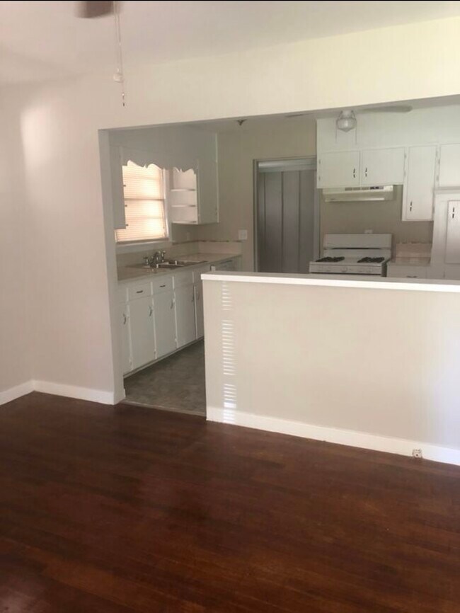 Building Photo - 501 Rosewell Ln