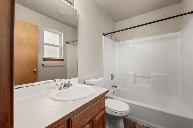 Building Photo - Newly remodel 4 bed 3 bath home in Shoreline