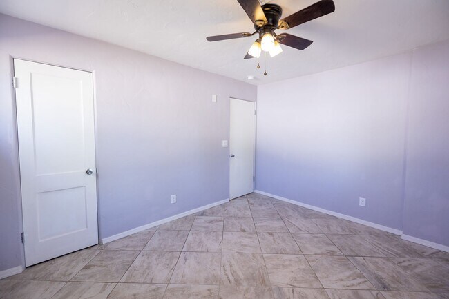 Building Photo - Don't miss your chance on this Marana gem!...