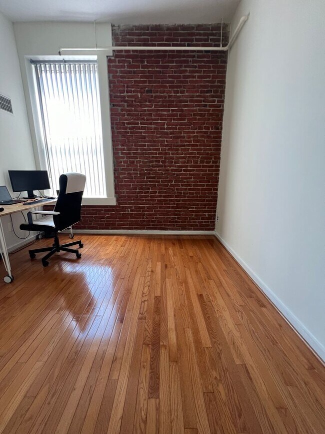 Building Photo - 1010 Race St