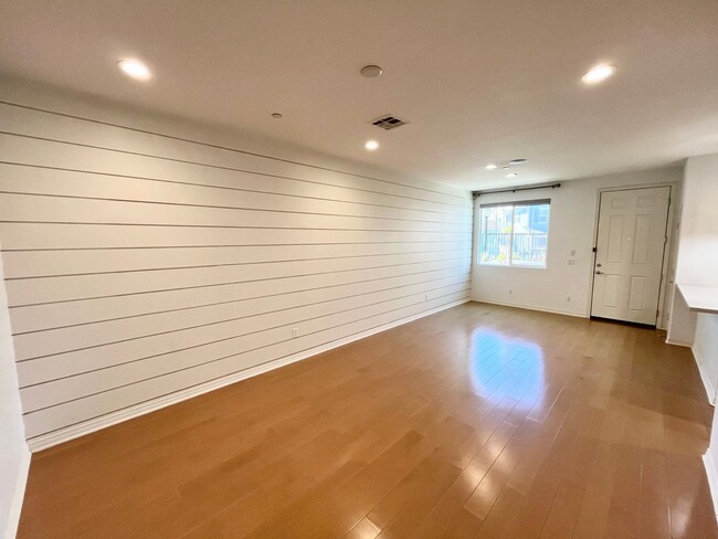 Building Photo - Updated 3BD 2.5BA Townhouse in Imperial Be...