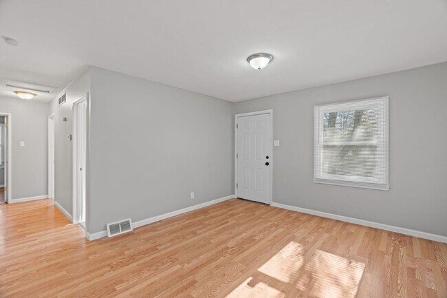 Building Photo - 3-Bedroom, 1-Bath Single-Family Home, BIG backyard!