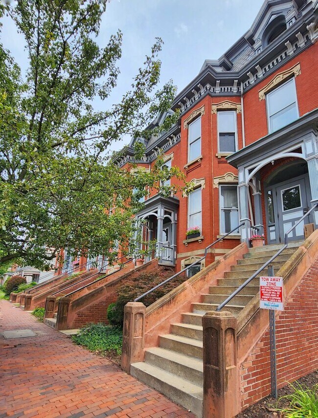 Building Photo - Brownstone charm! 1Bed1bath, first floor brownstone rowhouse condo. Prime location