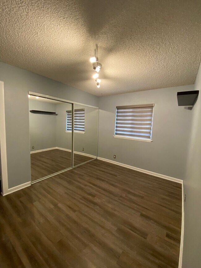 Building Photo - Cul-De-Sac Location, beautiful single leve...