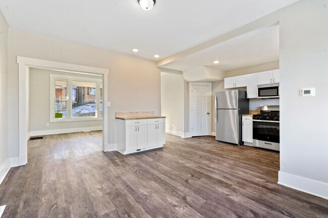 Building Photo - Completely Renovated 3 Bed/1 Bath Home - C...