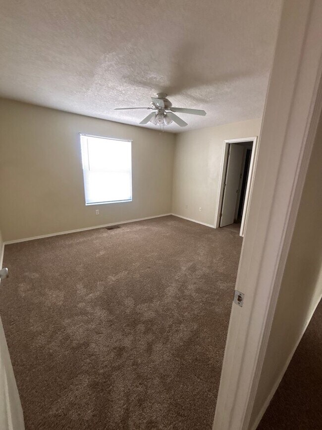 Building Photo - 6405 La Habra Ln NE