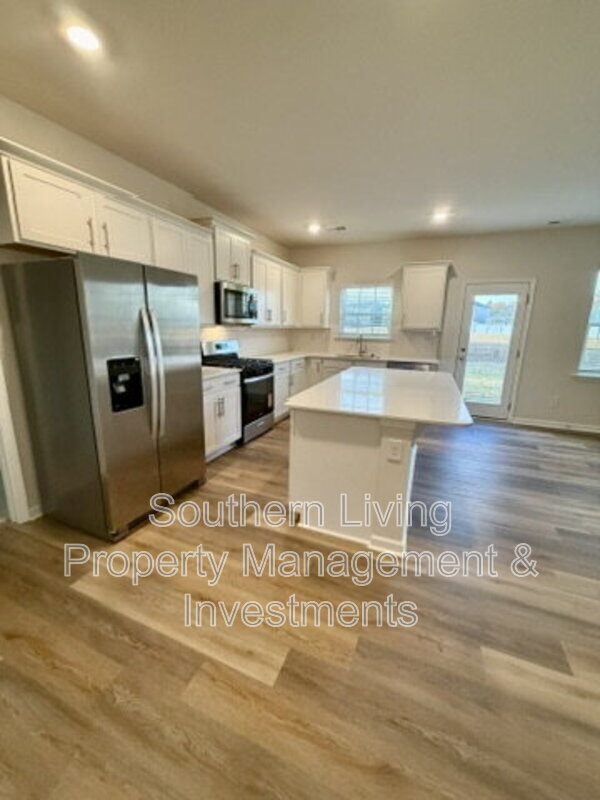 Building Photo - 1413 Secrest Cmns Dr