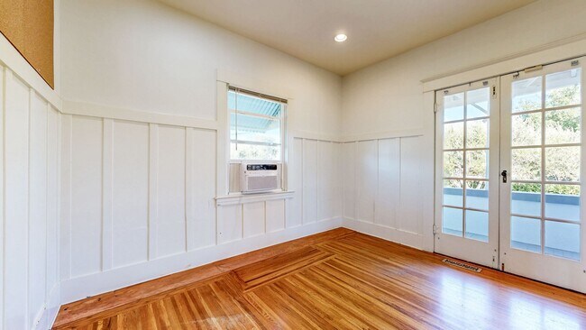 Building Photo - Charming 2 bedroom 1.5 bath plus office ho...