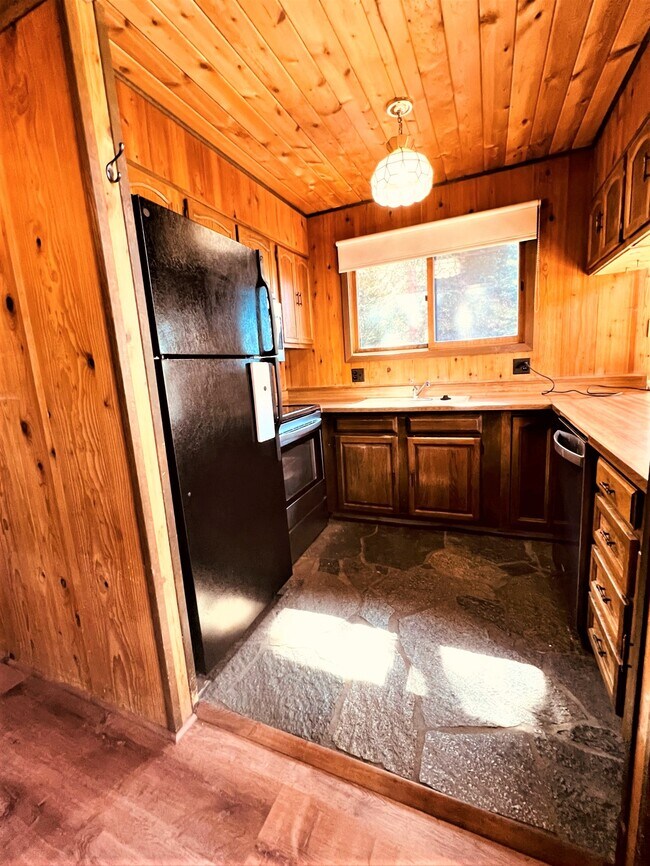 Building Photo - 830 Brook Dr