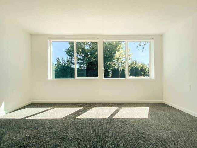 Building Photo - Stunning Mid-Century Home with Spectacular Southerly Views in Sought-After Terwilliger Heights!