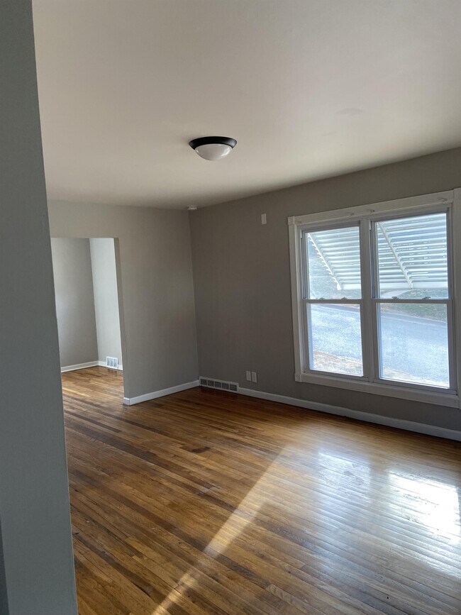 Building Photo - 6905 N 33rd St