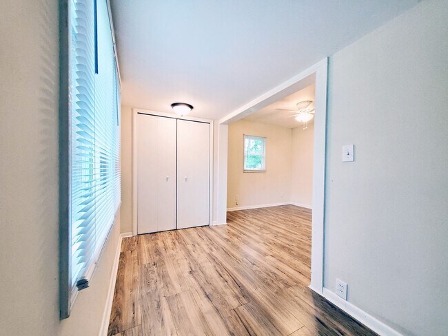 Building Photo - 3 Bed - 1 Bath Colonial for Rent | Complet...
