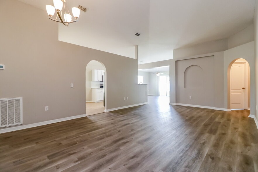 Building Photo - 1305 Alhambra Crest Dr