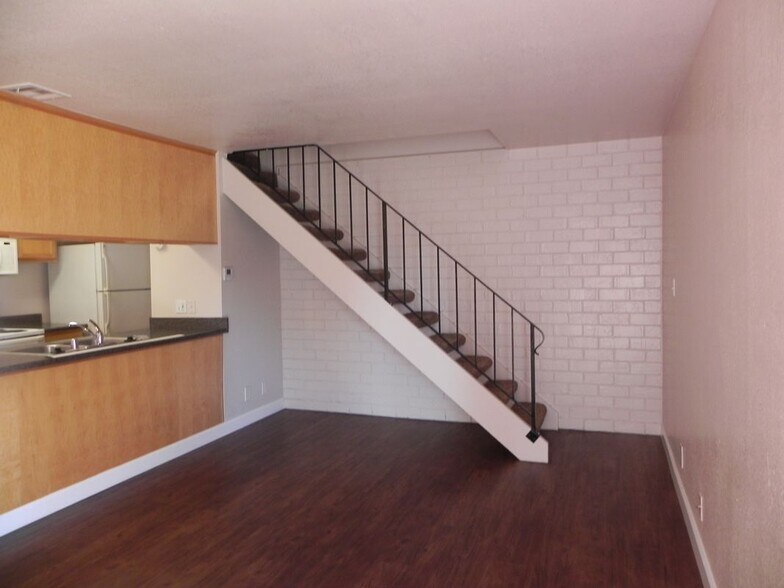 Building Photo - 2216 Peach Ave