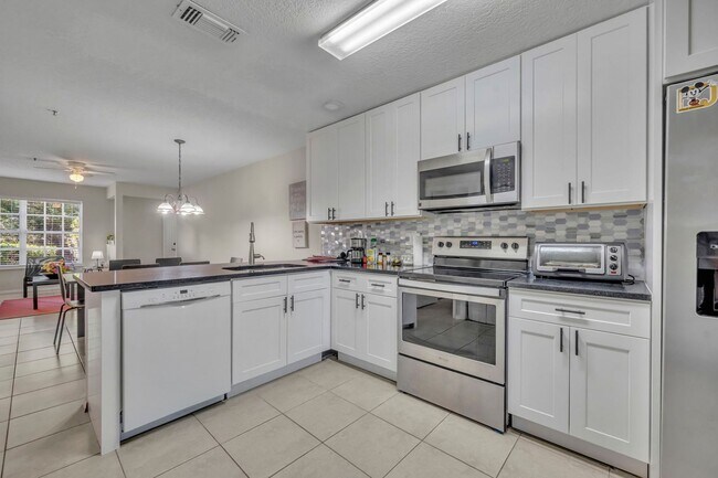 Building Photo - UCF Condo Utilities included