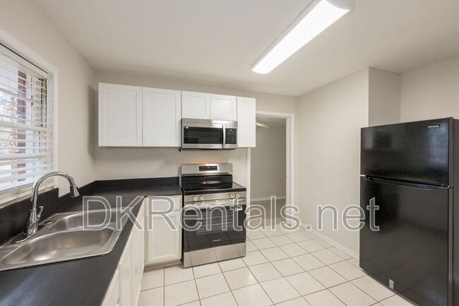 Building Photo - 2058 River Rd