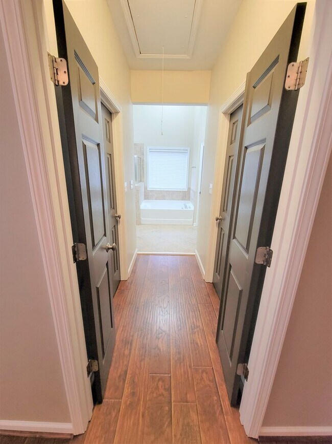 Building Photo - Stunning Willoughby Park Home