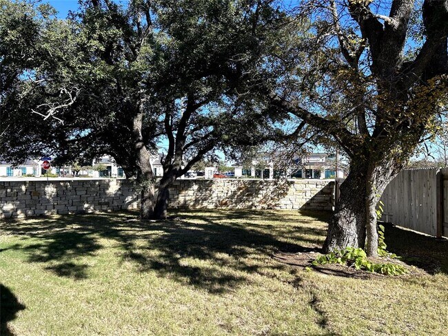 Building Photo - 700 Hays Hill Dr