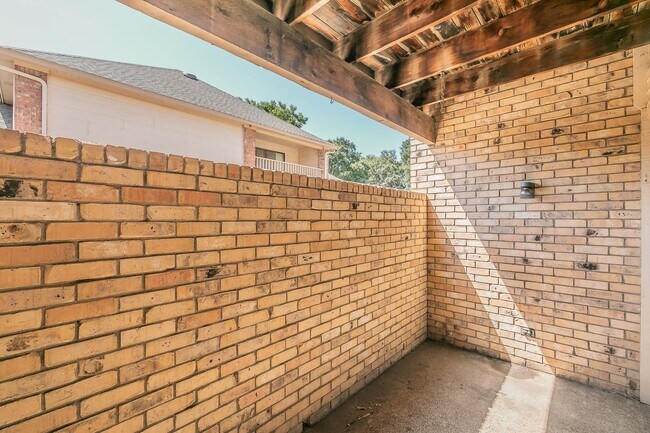 Building Photo - BEAUTIFUL and SPACIOUS Townhome in Ideal L...