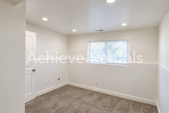 Building Photo - 121 N 500 E