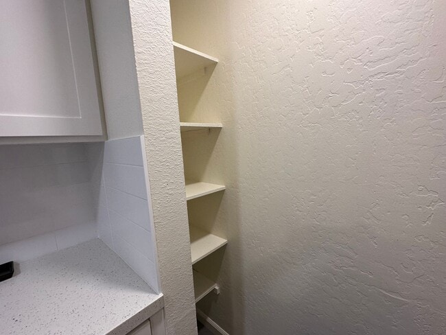 Building Photo - 204 Larkspur Plaza Dr