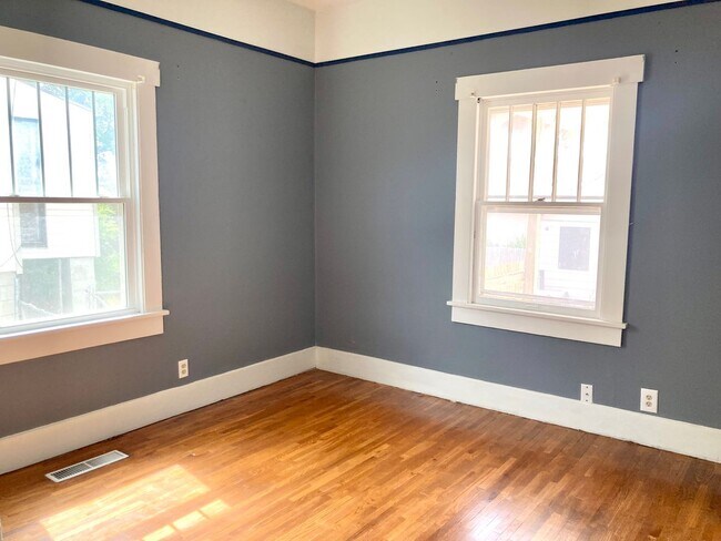 Building Photo - Quaint Cottage