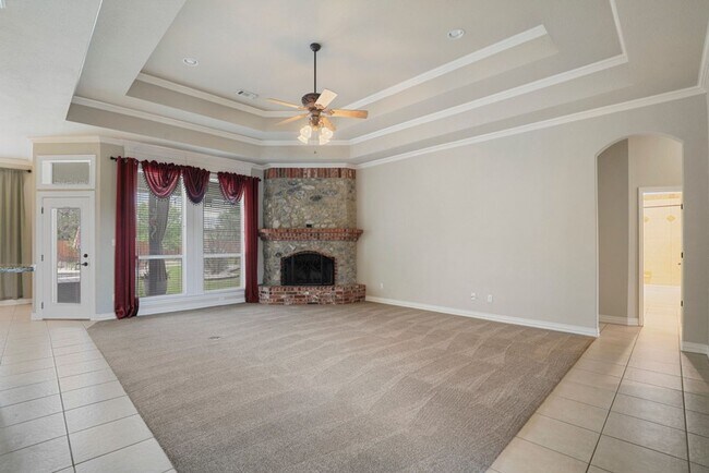 Building Photo - Custom Built Home with POOL