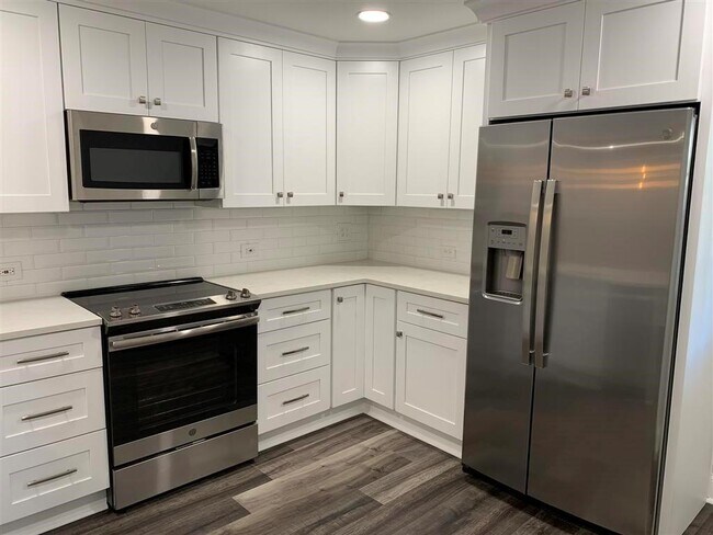 Building Photo - 604 Serramonte Dr