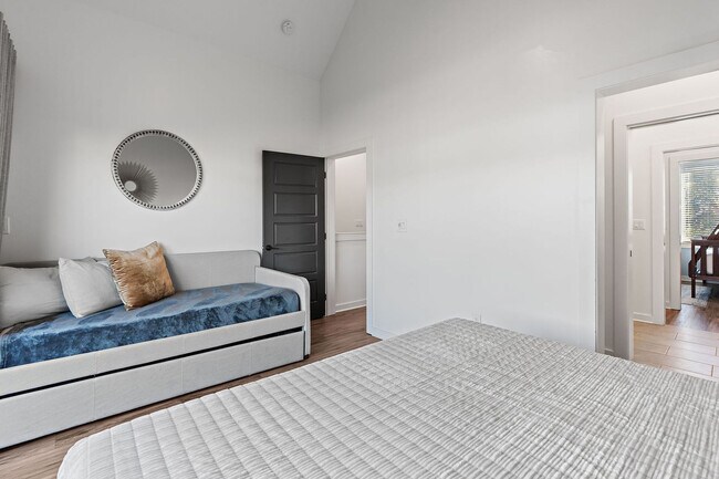 Building Photo - 738 Douglas Ave