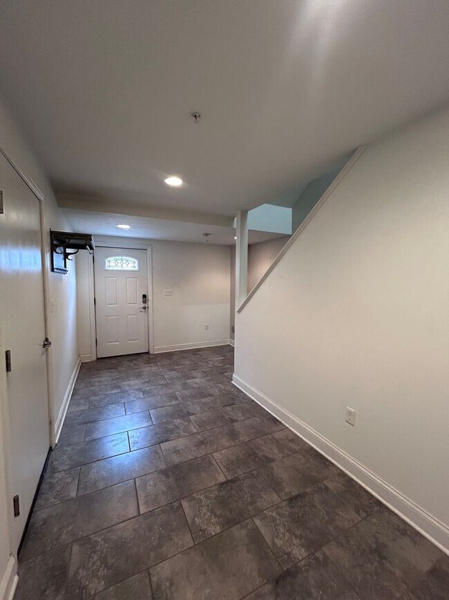 Building Photo - Modern 3-Level North Side Townhome with Garage