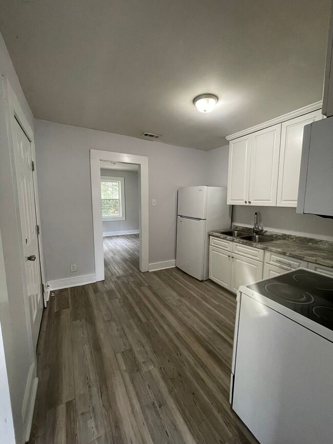 Building Photo - Renovated 3 Bedroom 2 Bathroom - Available...