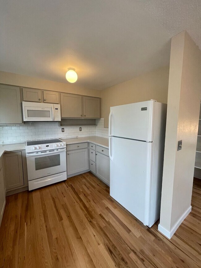 Building Photo - Sun-Filled 3-Bed, 2.5-Bath home with Deck ...