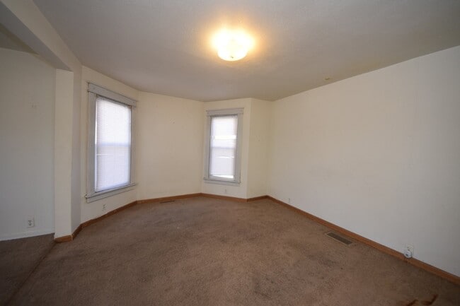 Building Photo - Spacious 2 bedroom, 1 bath home in highly ...