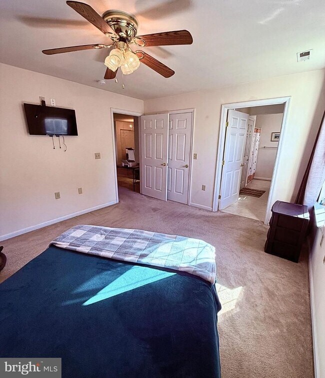 Building Photo - 45521 Westmeath way #E12