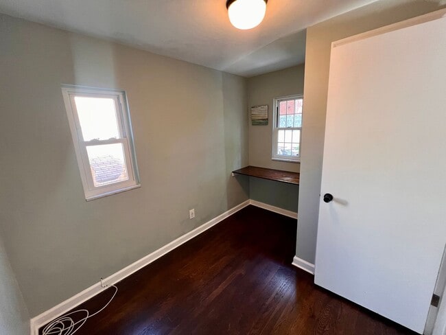 Building Photo - Brentwood - Stunning 3 Bedroom 2 Bathroom ...