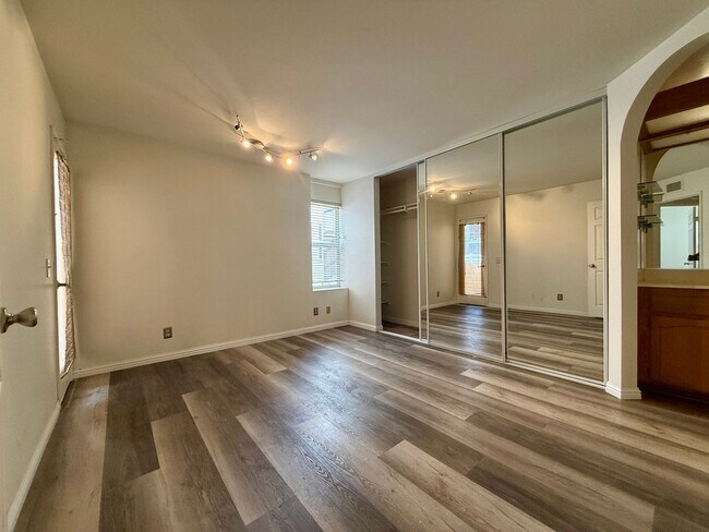 Building Photo - Spacious 2 BED 2 BATH Condo! Two-Car Tandem Garage! Central AC! In Unit Washer/Dryer!