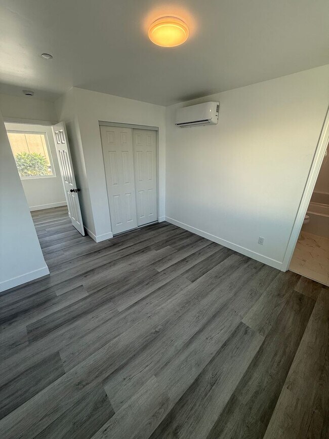 Building Photo - College Ave Triplex