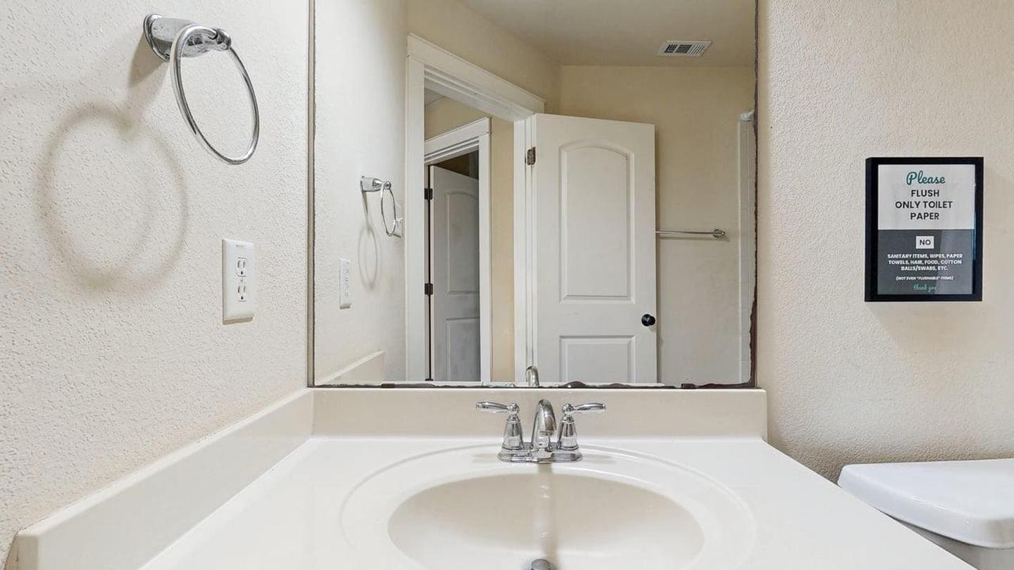 Building Photo - Beautifully updated home in a peaceful Geo...