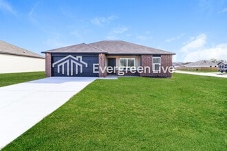 Building Photo - 42 10 Point Ln