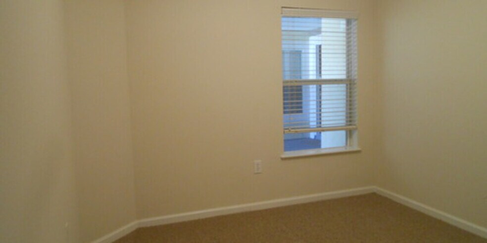 Building Photo - 6985 Ortega Woods Dr