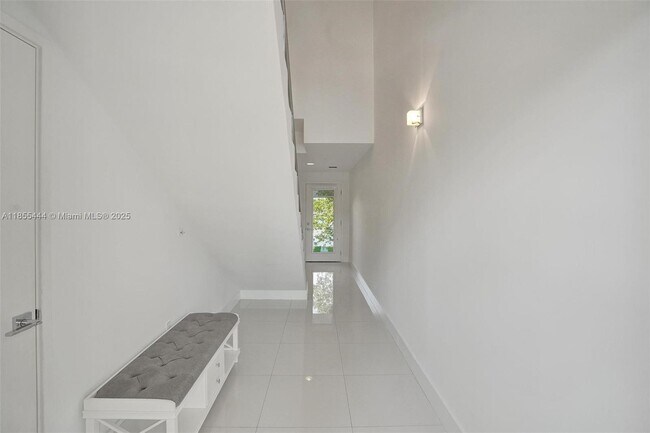 Building Photo - 516 SE 1st Cir