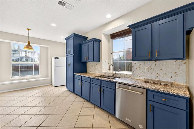 Building Photo - 2124 Newport Dr