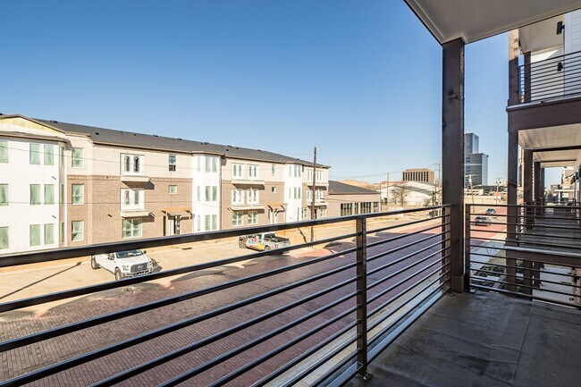 Building Photo - Exquisite 3-bedroom, 3.5-bath, 2-car garage townhome in downtown Tyler!